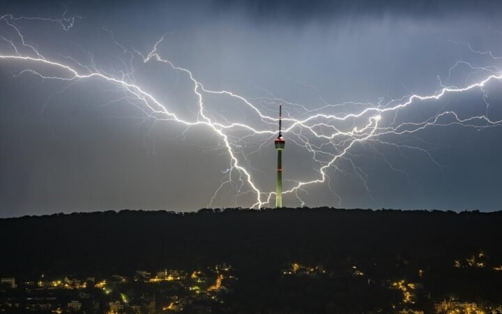 لأول مرة.. توجيه صواعق البرق بالليزر (صورة)