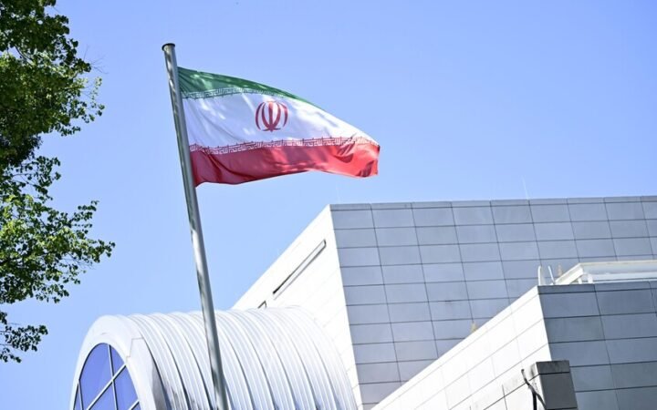 إيران تعلن استدعاء السفير الفرنسي