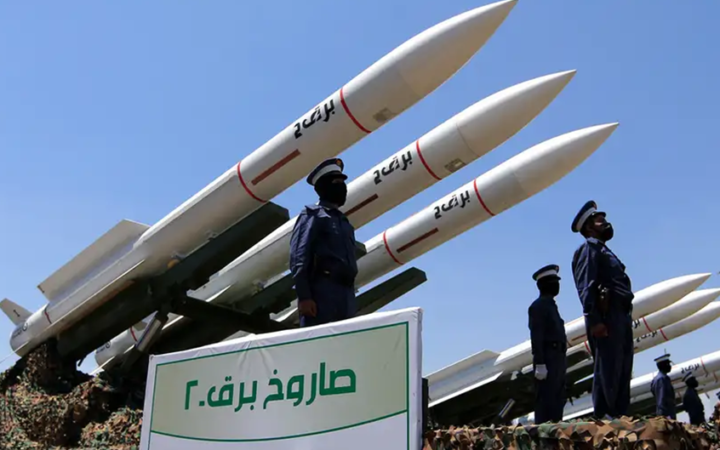 اليمن.. الحوثيون يطلقون 5 صواريخ باليستية باتجاه باب المندب