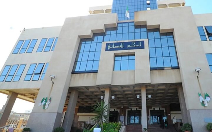 الجزائر.. 5 سنوات سجنا نافذا في حق مدنسي العلم الجزائري