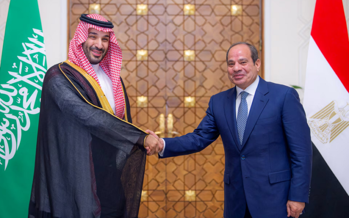 مصافحة بين الرئيس المصري وولي العهد السعودي خلال لقائهما بقصر الاتحادية