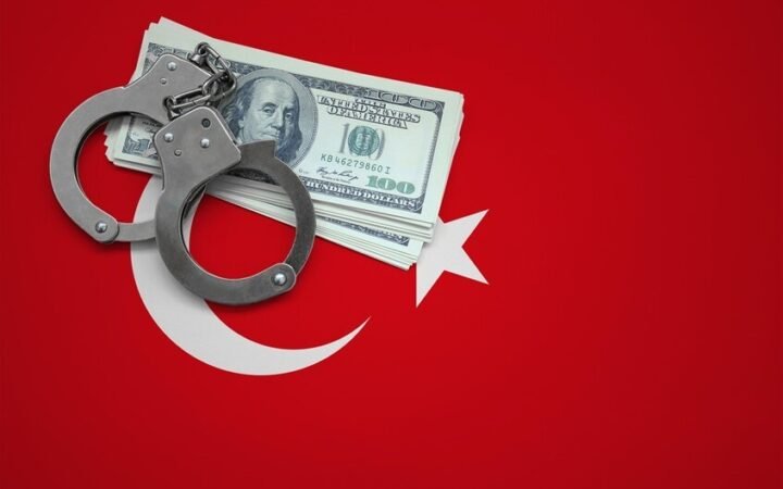 علم تركيا مع أصفاد وحزمة من الدولارات - صورة تعبيرية