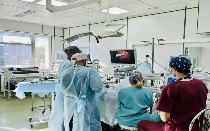 عملية جراحية على معدة الطفل