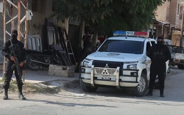 تُظهر الصورة سيارة أمنية سورية بيضاء من طراز