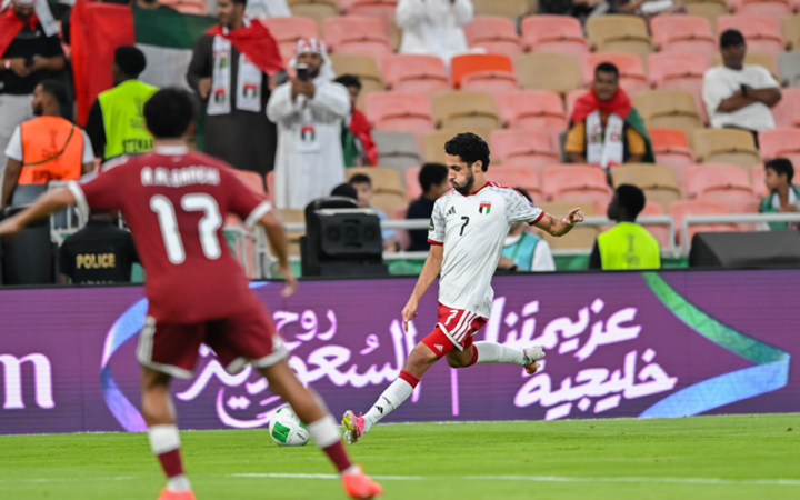 الإمارات تتصدر المجموعة الثانية في "خليجي 27" بتعادلها مع قطر