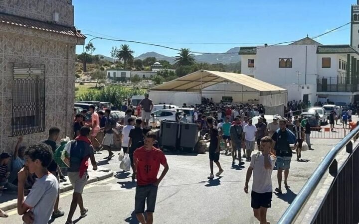 مهاجرون يصطفون للحصول على طعام مجاني خارج مسجد في سبتة
