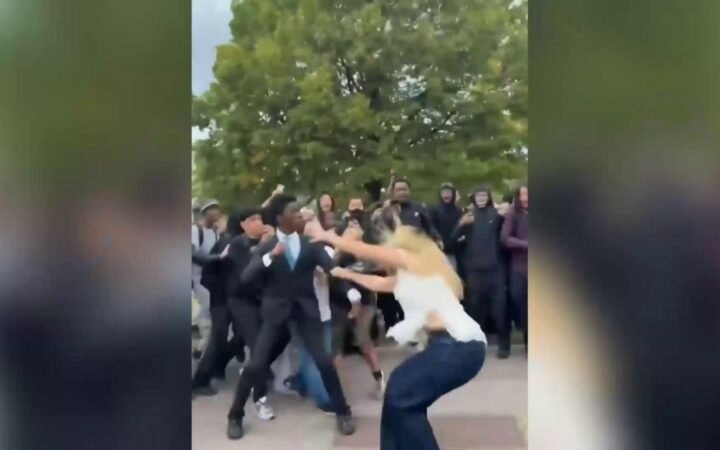 فوضى احتجاجات المدارس في فرنسا.. طلاب يعتدون على معلمة في آنسي