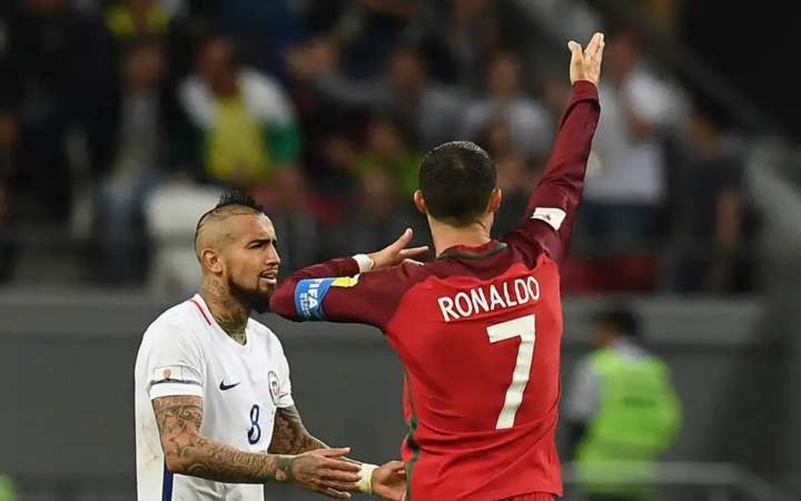 نجم برشلونة السابق فيدال يفتح النار على مدرب البرتغال: يجب أن نحمي رونالدو