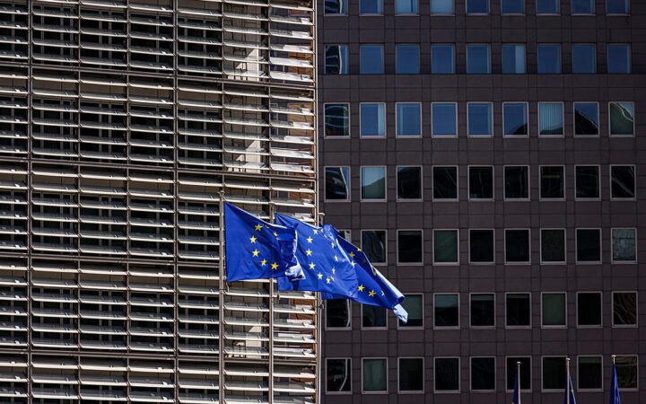 المفوضية الأوروبية لن تتمكن من مساعدة كييف في سد عجز تمويل احتياجاتها العسكرية في 2026
