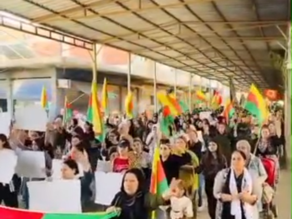 سوريا.. مظاهرة في الدرباسية تأكيدا على الوحدة الوطنية ورفض استهداف الرموز الكردية