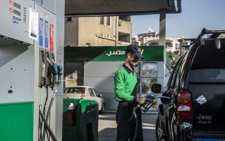 "الزيادة جاية جاية".. تحذير من قفزة جديدة في أسعار البنزين والسولار بمصر