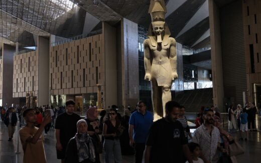 سيئول تدخل الإرشاد الصوتي الكوري إلى "الهرم الثقافي": المتحف المصري الكبير يستقبل الزوار بلغتهم