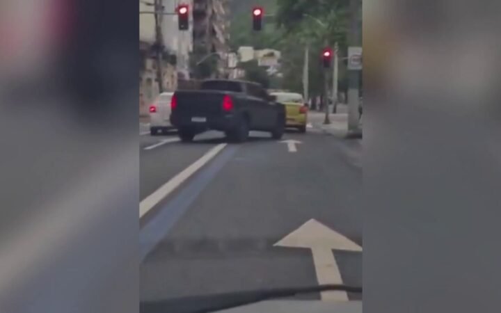 البرازيل.. سرقة سيارة تحت تهديد السلاح في مدينة ريو دي جانيرو
