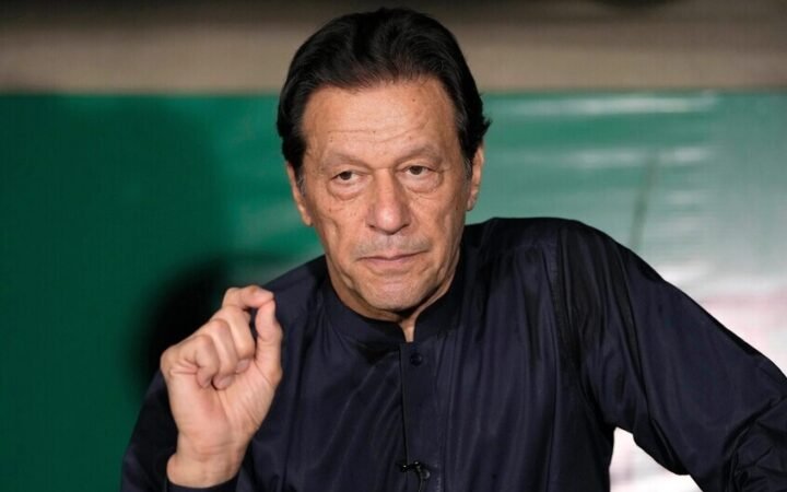أنصار عمران خان يبدأون مسيرة نحو إسلام آباد للمطالبة بالإفراج عنه