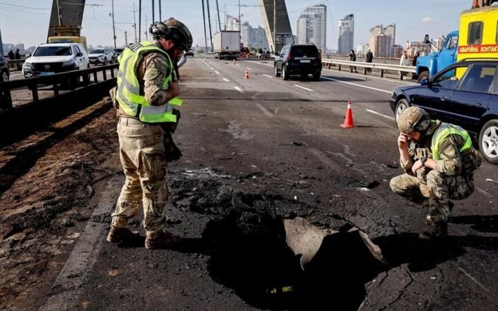 الجيش الروسي يقصف جسرا تستخدمه القوات الأوكرانية في كييف وسفينتي شحن قرب أوديسا