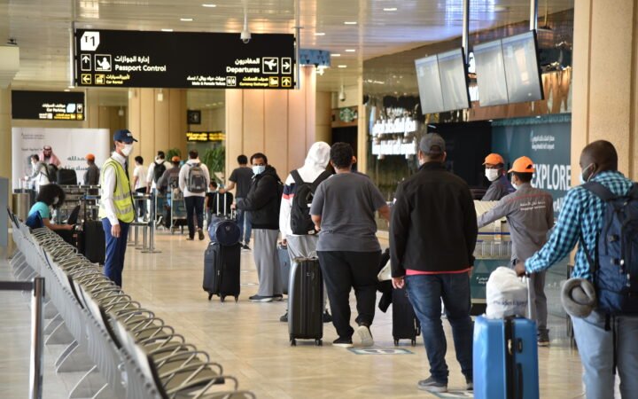 الحوثيون يستهدفون المطارات ويحذرون من الطيران فوق السعودية باستثناء مكة والمدينة