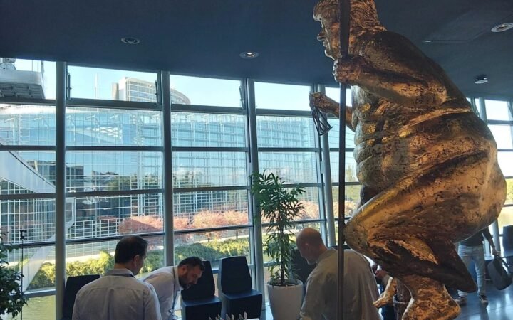 "الطاعون البرتقالي وملك الظلم العاري".. عرض تمثال ساخر لترامب في مقر البرلمان الأوروبي