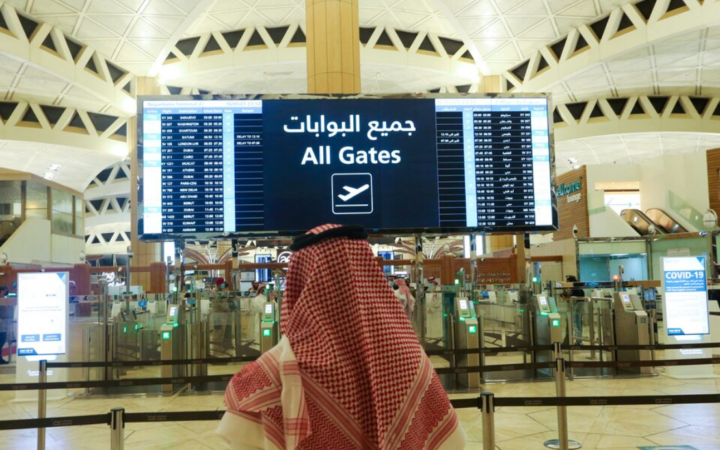 الحوثيون يعلنون شن هجمات على مطارات بالسعودية والتحالف يعلن اعتراض صاروخين فوق الرياض وخميس مشيط