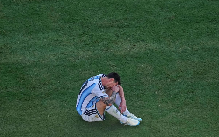 دموع ميسي تتصدر المشهد في ليلة الوداع (فيديو)