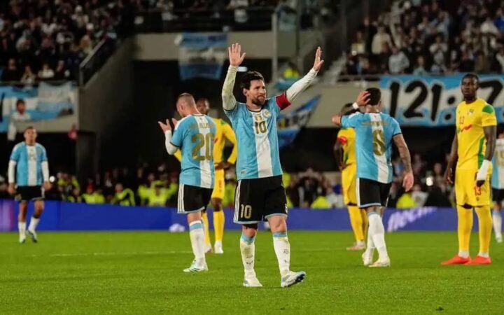 رد فعل لاعبي الأرجنتين خلال كلمات ميسي الوداعية (فيديو)