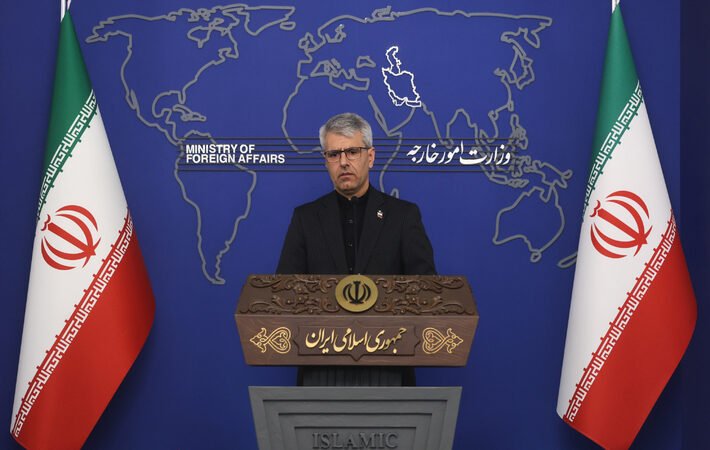 "كالغرقى يتشبثون بأي كذبة".. طهران تؤكد أن سياسة "الراية الزائفة" عاجزة عن تغطية جرائم الغزاة