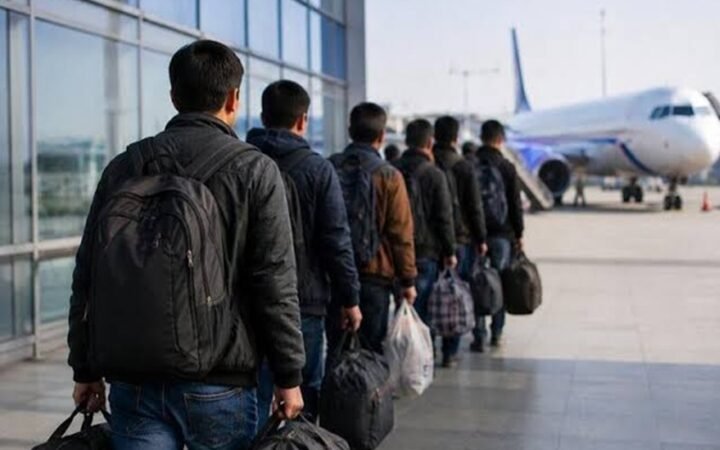 فرنسا تجري مع طالبان "حوارا تقنيا" لترحيل المهاجرين الأفغان غير الشرعيين لوطنهم