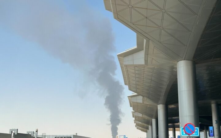 دخان كثيف يتصاعد بالقرب من مطار الملك خالد الدولي في شمال شرق الرياض بالسعودية