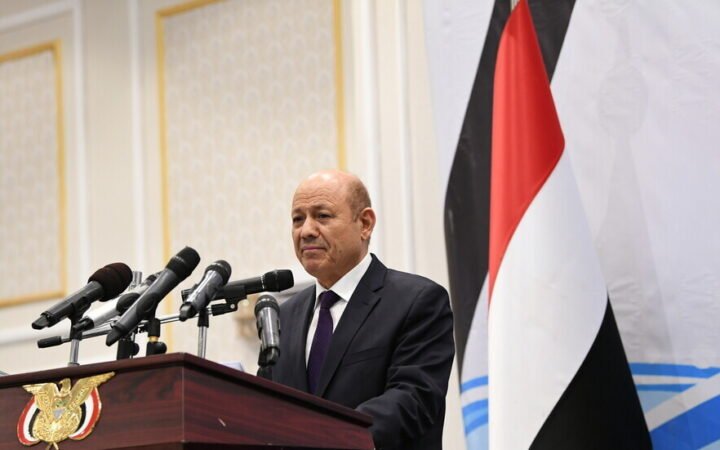 اليمن.. العليمي يعرض العفو والأمان على مسلحي الحوثي ويحدد هدفا لن تغيره التعقيدات في ساحات القتال