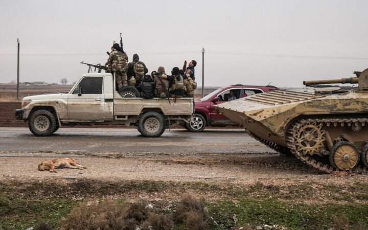 جنود من الجيش السوري يستعدون لدخول بلدة دير حافر برفقة مركبات مدرعة