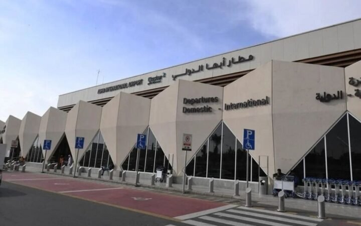 الإعلان عن وفيات وإصابات في استهدافات شنّها الحوثيون من اليمن على مطارات مدنية في السعودية