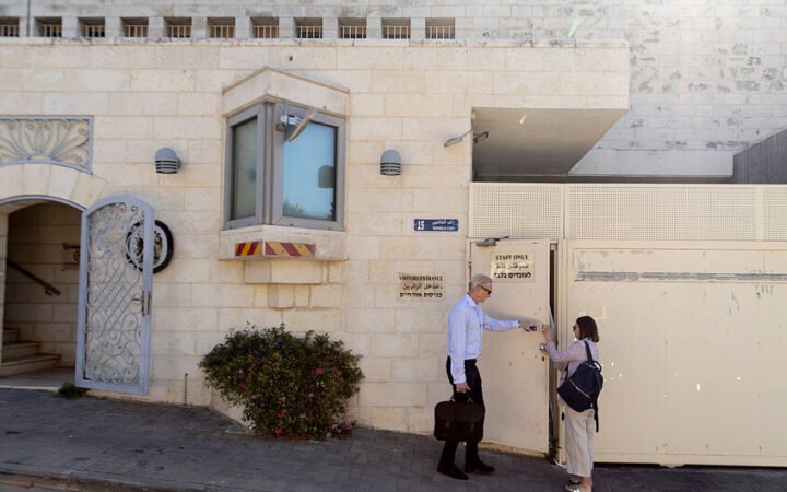 ساعر: أنهينا نشاط القنصلية البريطانية في القدس