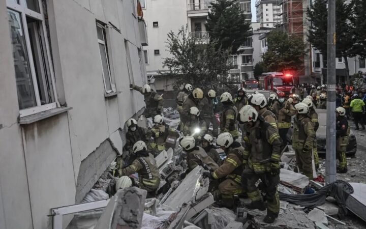 انهيار مبنى سكني من 7 طوابق في إسطنبول واحتجاز سكانه تحت الأنقاض