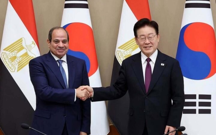 هدية فاخرة من رئيس كوريا الجنوبية للسيسي
