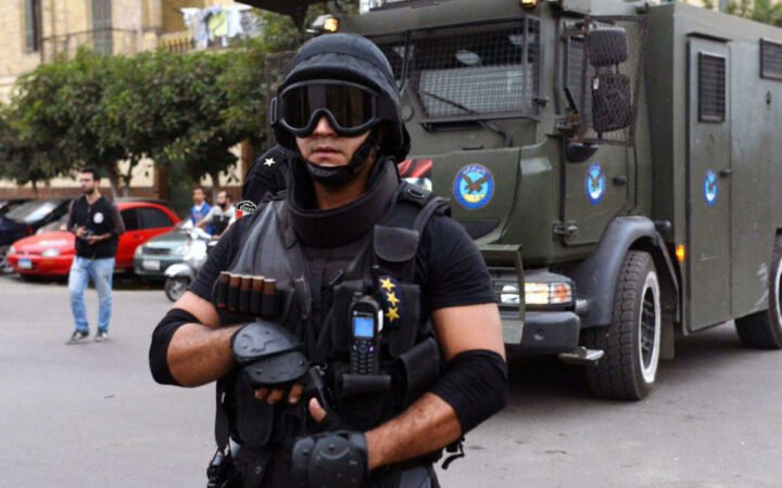 مصر.. طالب حقوق يقتل والديه والكاميرات ترصد مكان اختفائه