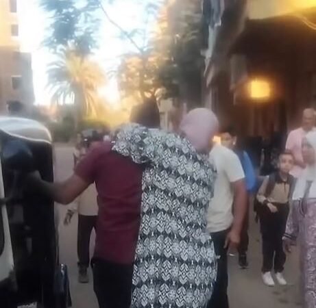 مصر.. سيدة تقضم أذن محام خلال مشاجرة في الشارع (فيديو)