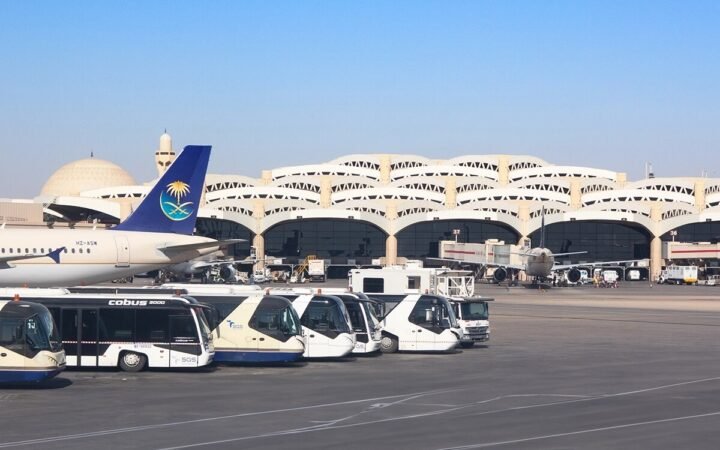 الحوثيون يعلنون استهداف مطار الملك خالد بالرياض ويحذرون العاملين في المنشآت النفطية وشركات الطيران