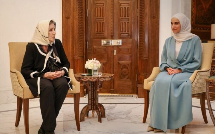 الشرع يستحضر إرث الاستقلال في لقاء مع ابنتي القوتلي والعايش