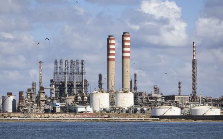 العالم غارق في الصراعات وشركات تكرير النفط الأمريكية تطبع النقود