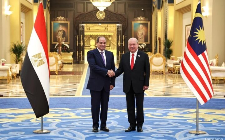 ملك ماليزيا يهدي السيسي أرفع وسام في البلاد