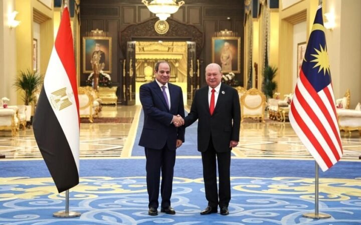 منح ملك ماليزيا السلطان إبراهيم الرئيس المصري عبد الفتاح السيسي أرفع وسام اتحادي في البلاد، وهو وسام
