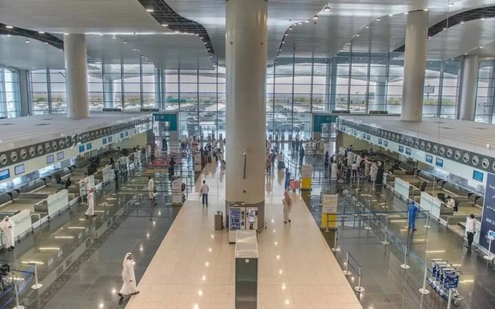 السعودية.. مطار الملك خالد يدعو المسافرين للتحقق من رحلاتهم قبل التوجه إليه