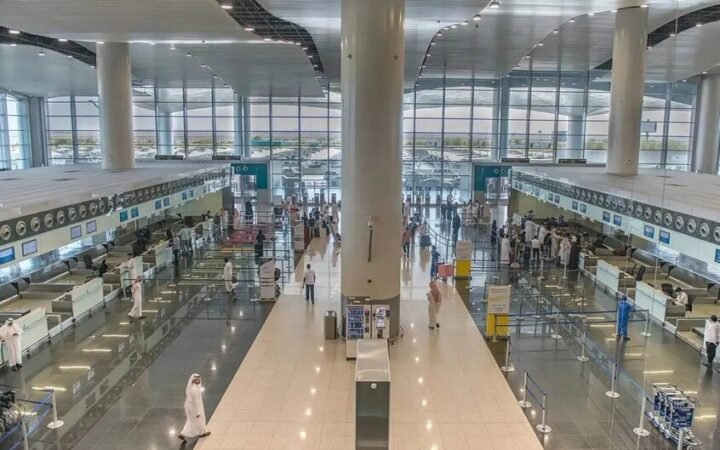 دعا مطار الملك خالد الدولي في الرياض المسافرين إلى التواصل المباشر مع شركات الطيران والتحقق من حالة رحلاتهم قبل التوجه إلى المطار، في ظل التطورات الأمنية التي شهدتها المملكة خلال الأيام الماضية.