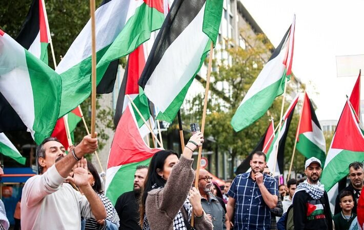 حشود بشرية تحيي الذكرى السنوية الثالثة لأحداث 7 أكتوبر