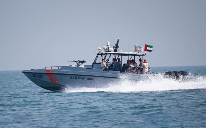 الحرس الوطني الإماراتي يعلن إنقاذ 22 شخصا إثر حريق ناقلة نفط في الخليج