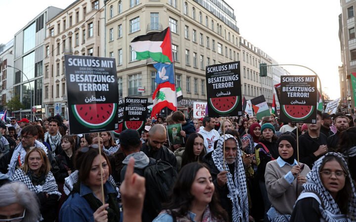 آلاف المتظاهرين يشاركون في مسيرة مؤيدة لفلسطين بالعاصمة الألمانية برلين