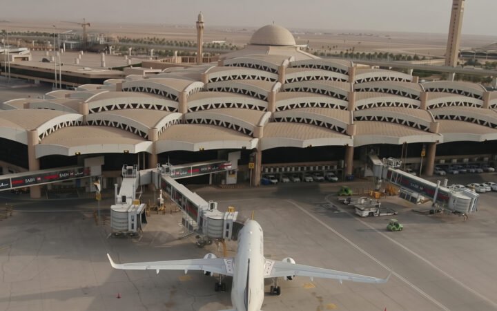 إدانات عربية لاستهداف مطار الملك خالد وتضامن واسع مع السعودية