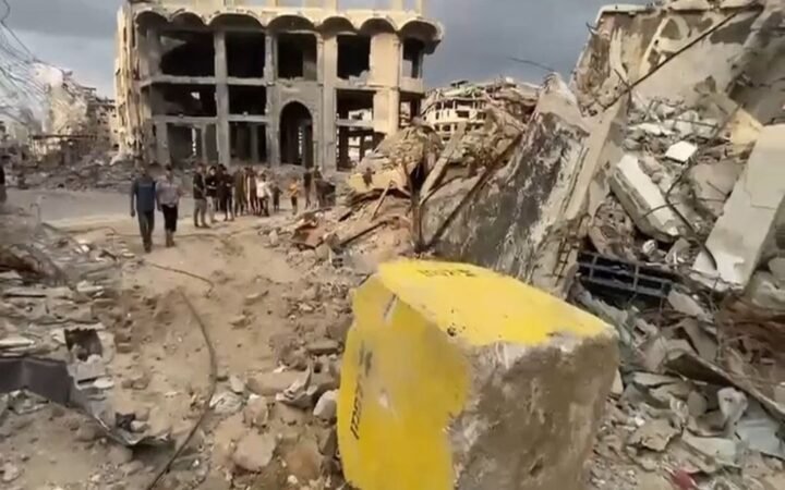 الجيش الإسرائيلي يقوم بتقديم الخط الأصفر غرب الشجاعية مما تسبب في نزوح السكان شرقي غزة