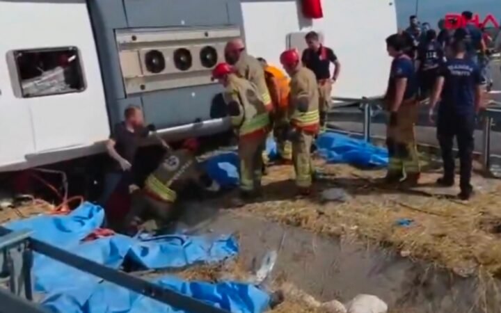 مقتل 11 شخصا وإصابة 26 في حادث اصطدام حافلة سياحية وشاحنة غربي تركيا