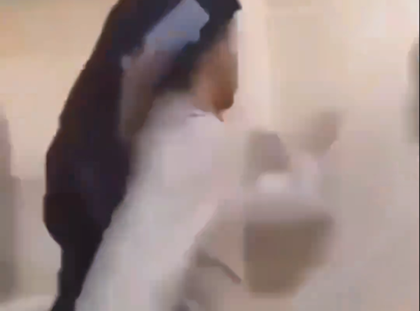 مشاهد توثق حجم الفوضى والأضرار داخل مطار الملك خالد بالرياض بعد تعرضه للهجوم