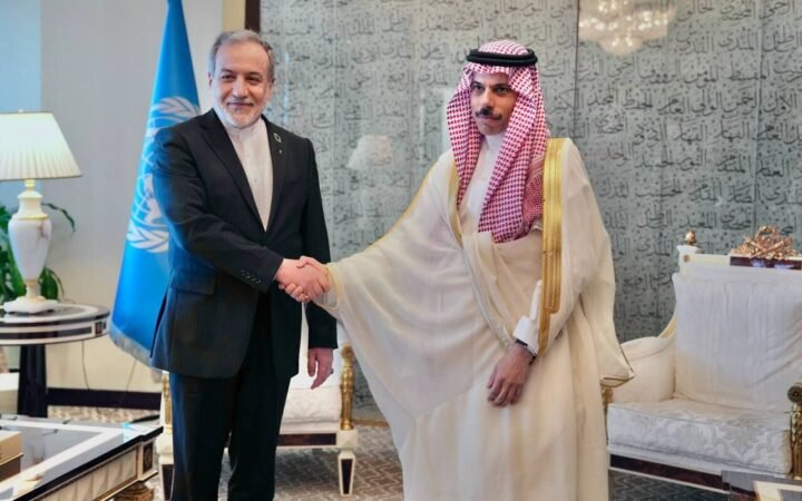 وزيرا خارجية السعودية وإيران يبحثان التطورات الإقليمية وجهود خفض التصعيد